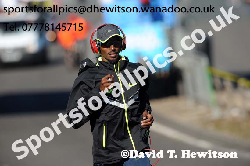 Mo Farah warming up befor the start of the 2014 BUPA Great North Run. Photo: David T. Hewitson/Sports for All Pics